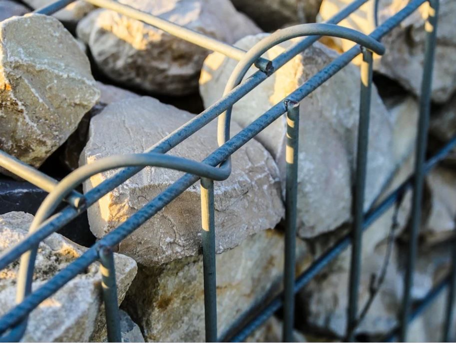 Nicht nur Steine, sondern auch Pflastersteine, Beton, Lavagestein oder Glas können zum Füllen von Gabionen verwendet werden.